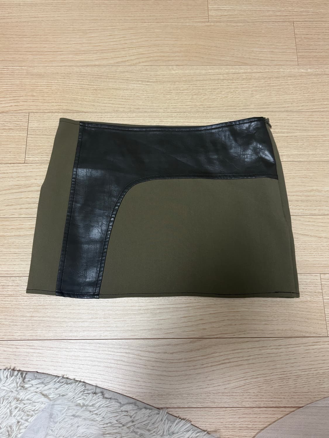 보헤미안서울 커브드 디테일 미니 스커트 카키 s 상품이미지3