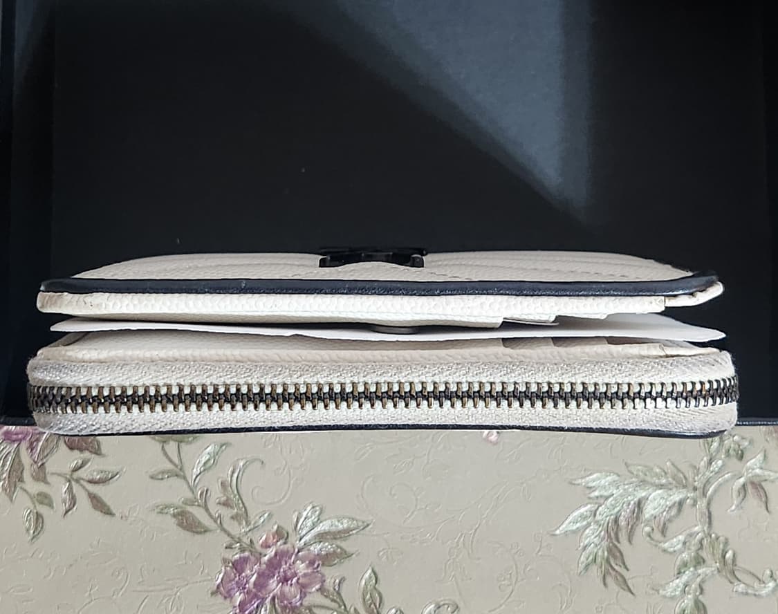 생로랑 403723 모노그램 퀼팅 페블레더 지퍼 중지갑 상품이미지8