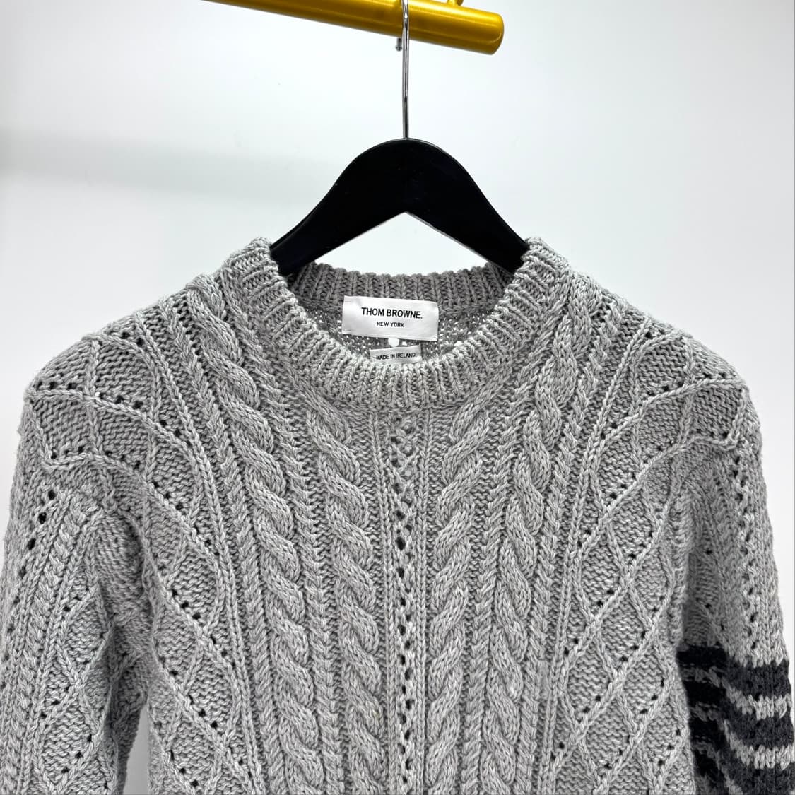 [40사이즈] 톰브라운 아란 케이블 사선 니트 그레이 (FKA276A) 상품이미지5