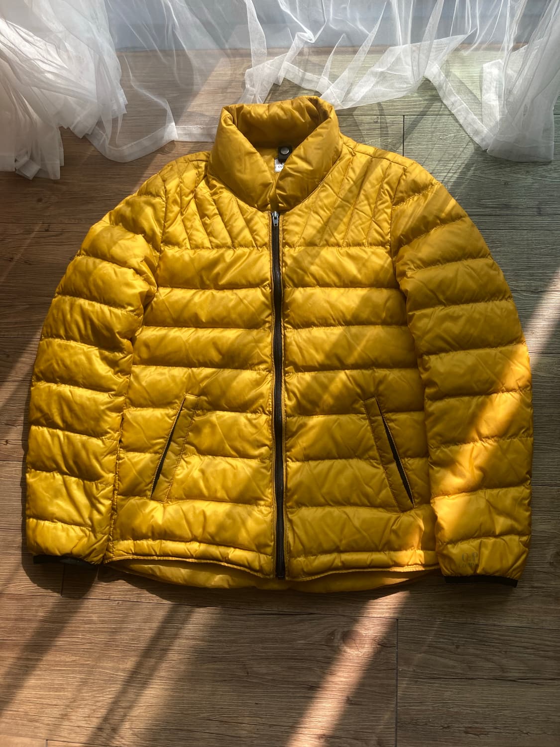 C.P.컴퍼니 덕다운 겨자 경량 패딩 상품이미지1