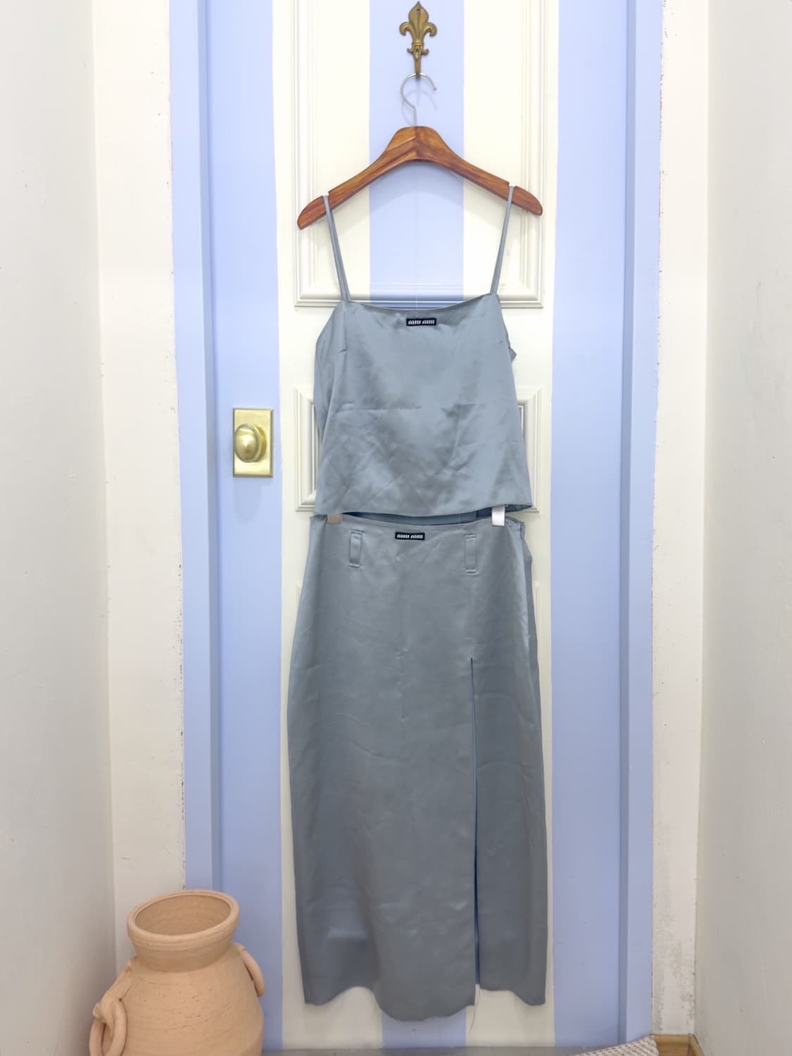 미우미우 23FW 새틴 로고 캐미솔 & 스커트 셋업 상품이미지1