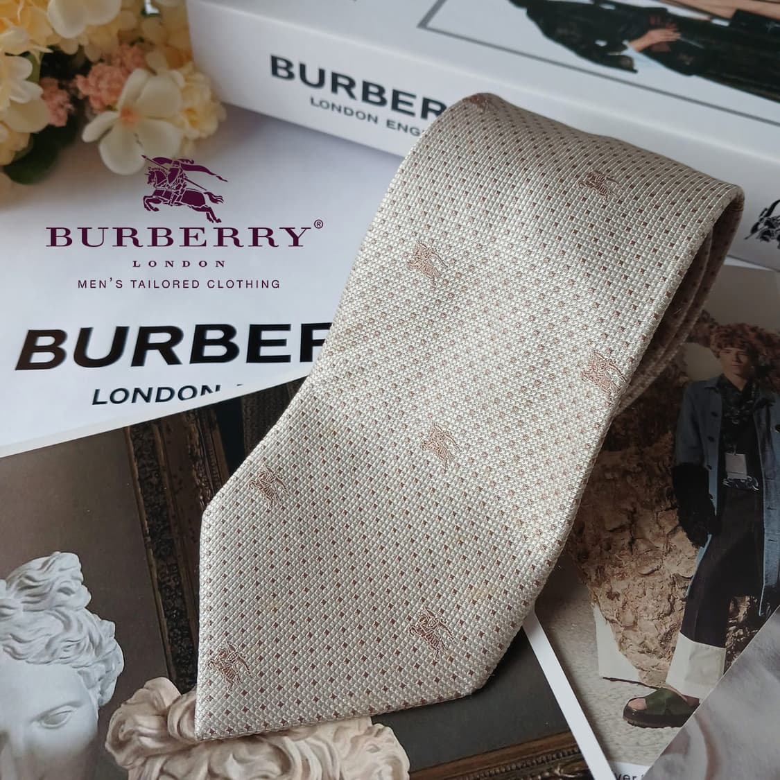 버버리 실크 베이지 크레스트 패턴 넥타이 9.8cm A등급 A19390
 상품이미지1