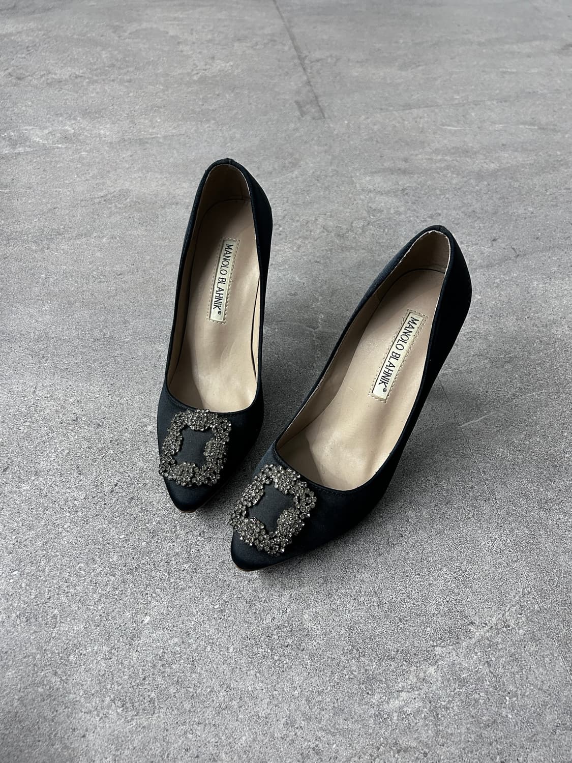 Manolo Blahnik 행기시 사틴 크리스탈 펌프스 상품이미지2