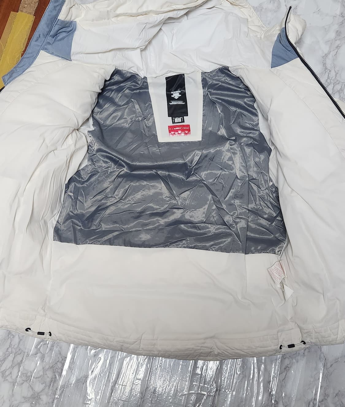 데상트 아우디 화이트 패딩 자켓 상품이미지8