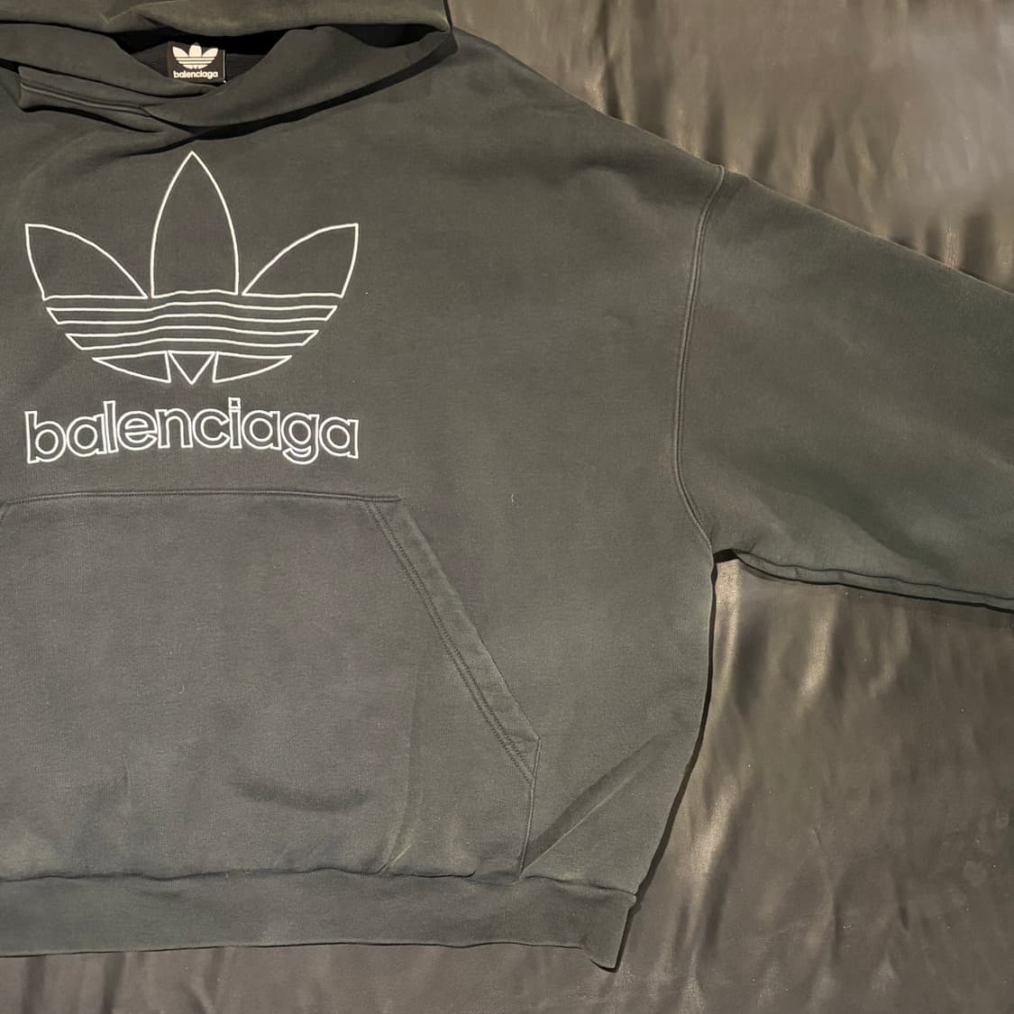 발렌시아가 X 아디다스 트레포일 로고 후드티 상품이미지7