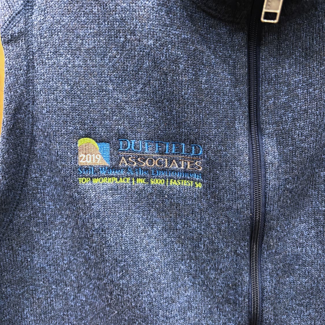 파타고니아 하이넥 플리스 베스트 집업 로고 패치 디테일 네이비 상품이미지6