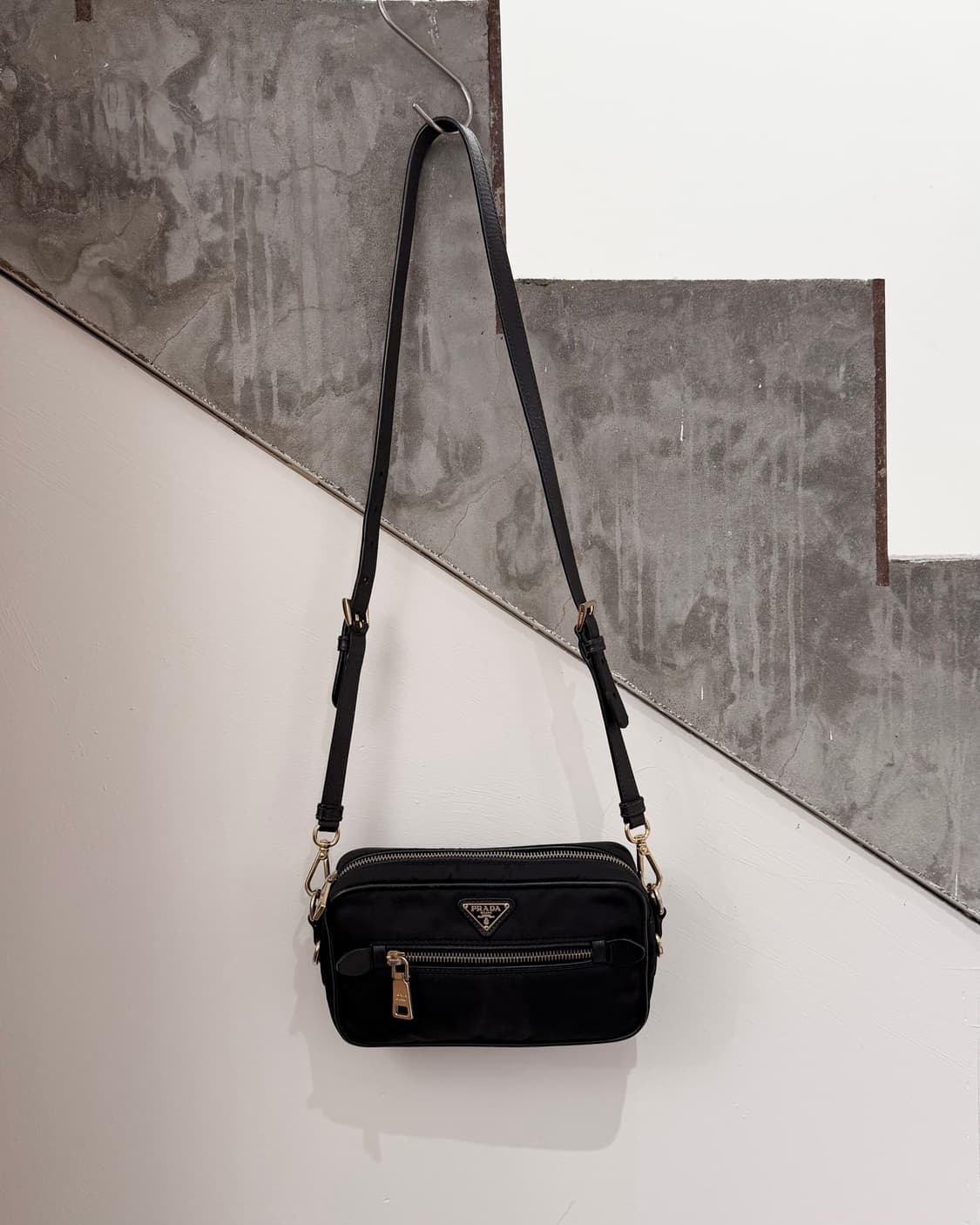 프라다 블랙 테수토 나일론 사피아노 크로스바디 백 상품이미지1