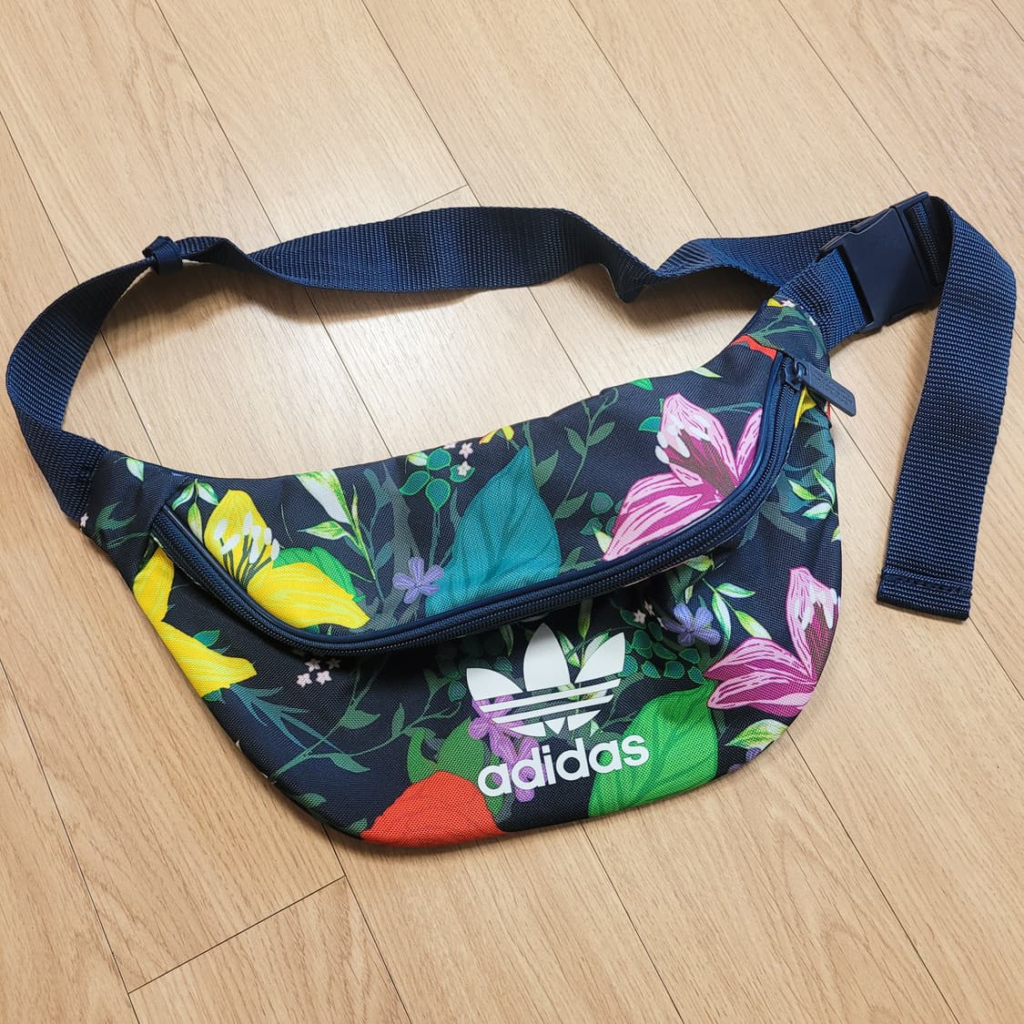 새상품 단종백 희귀템 정품) 아디다스 플라워 슬링백 웨이스트백 상품이미지1
