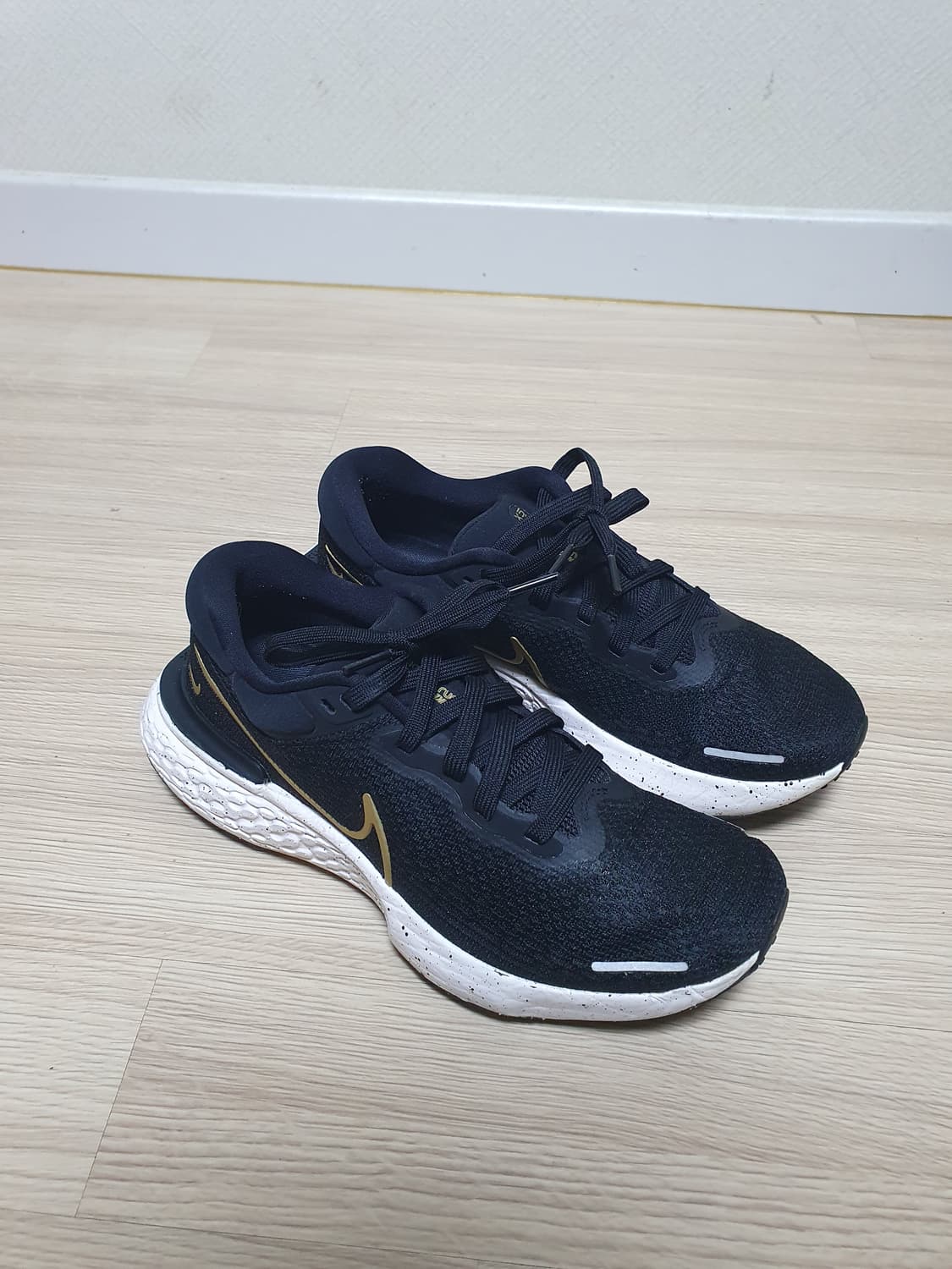 나이키 줌X 인빈서블 런 블랙 골드 265 상품이미지2