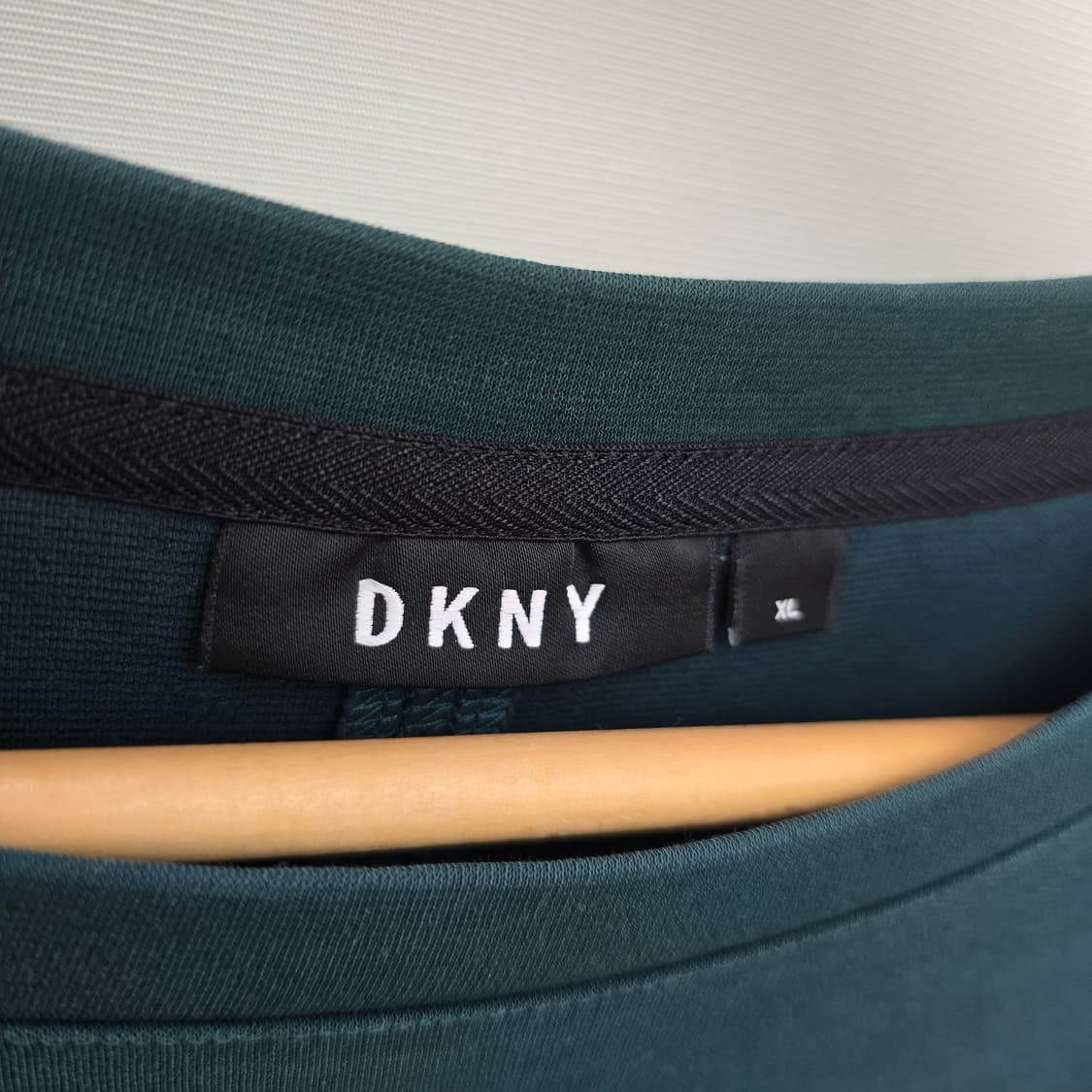 [한섬정품] DKNY 남성 오버핏 지퍼 포켓 반팔 티셔츠 상품이미지4