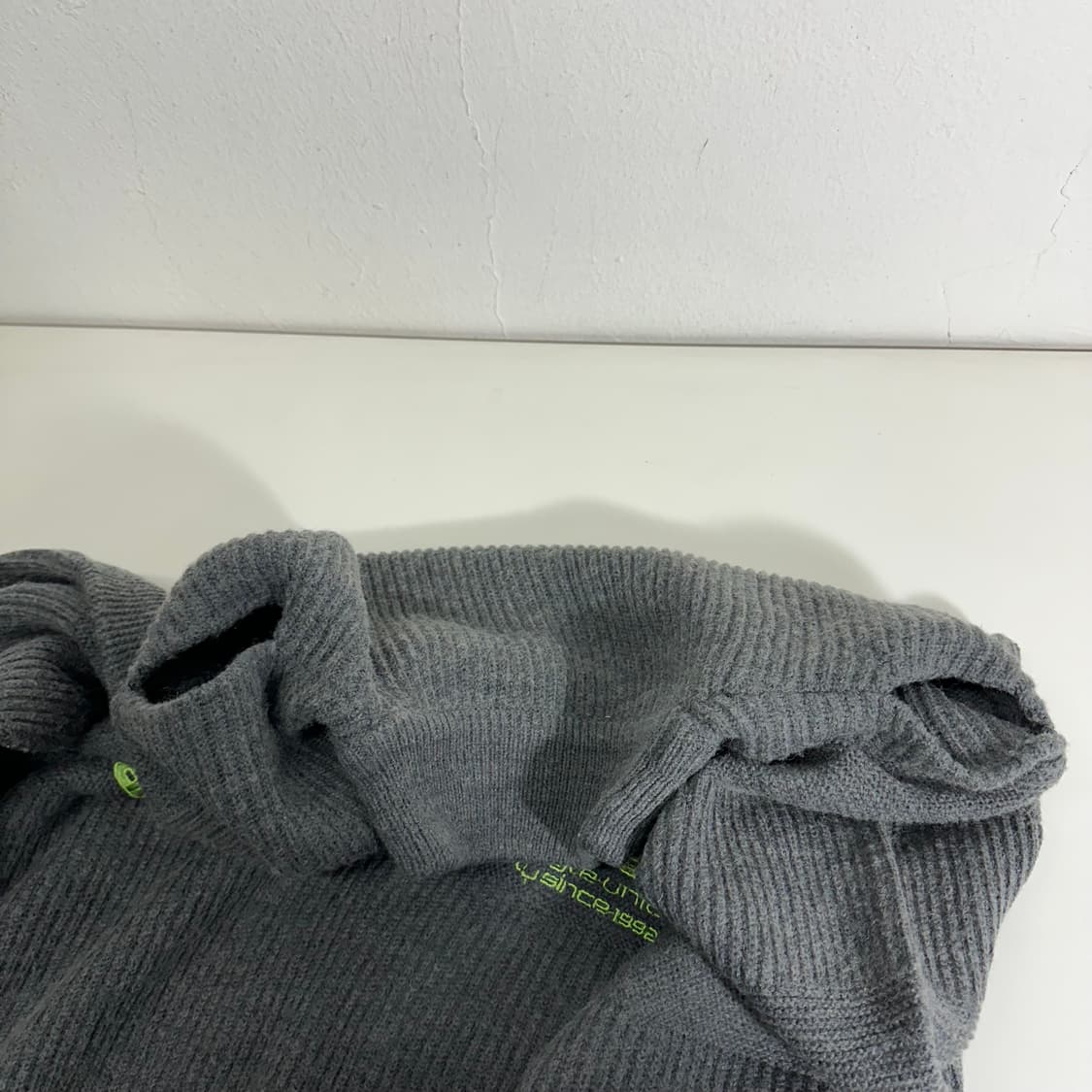 100-105 푸부 FUBU 그레이 어깨절개 자수 터틀넥 니트 상품이미지5