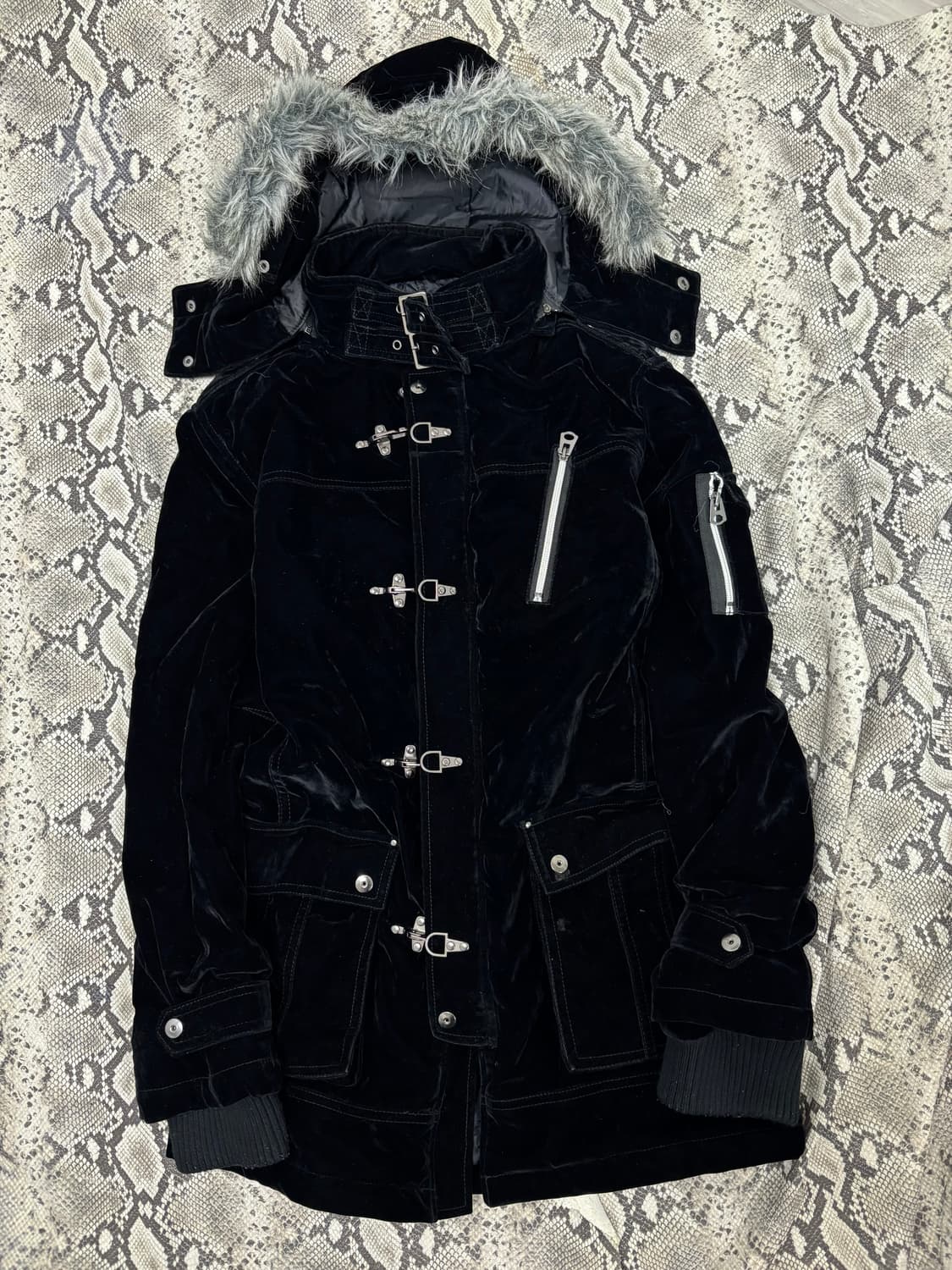 [OVERACHIEVER]00’s White Fur Black Velve 상품이미지5