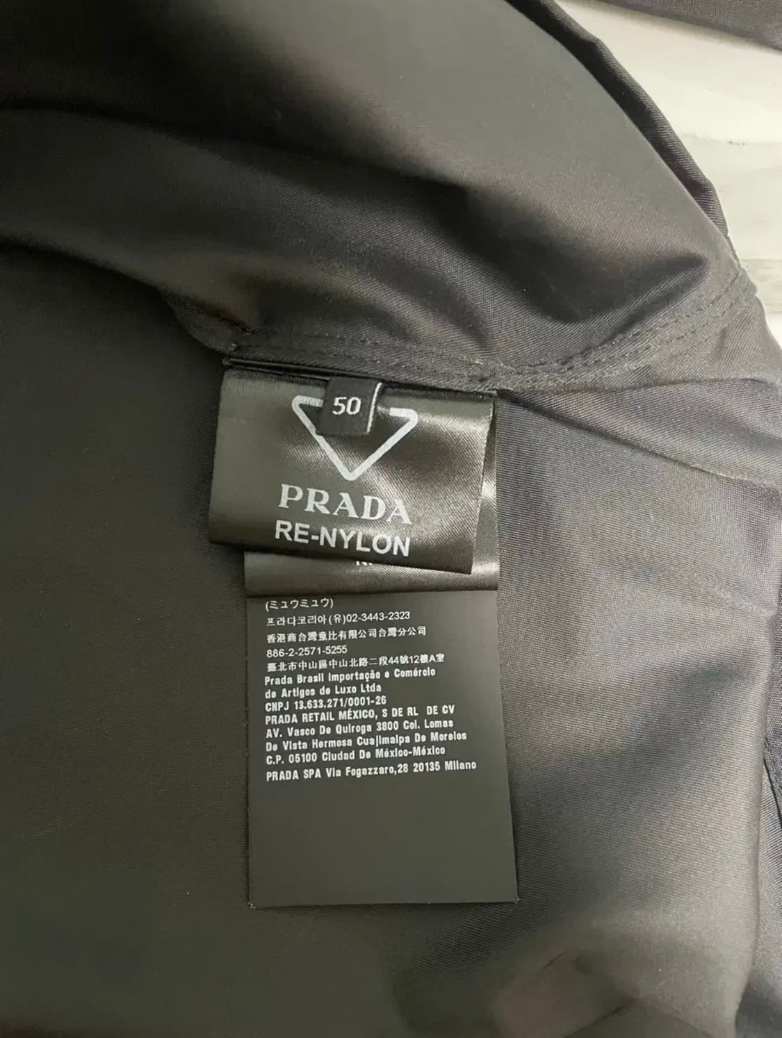 프라다 리나일론 트라이앵글 로고 셋업 50/48 상품이미지4