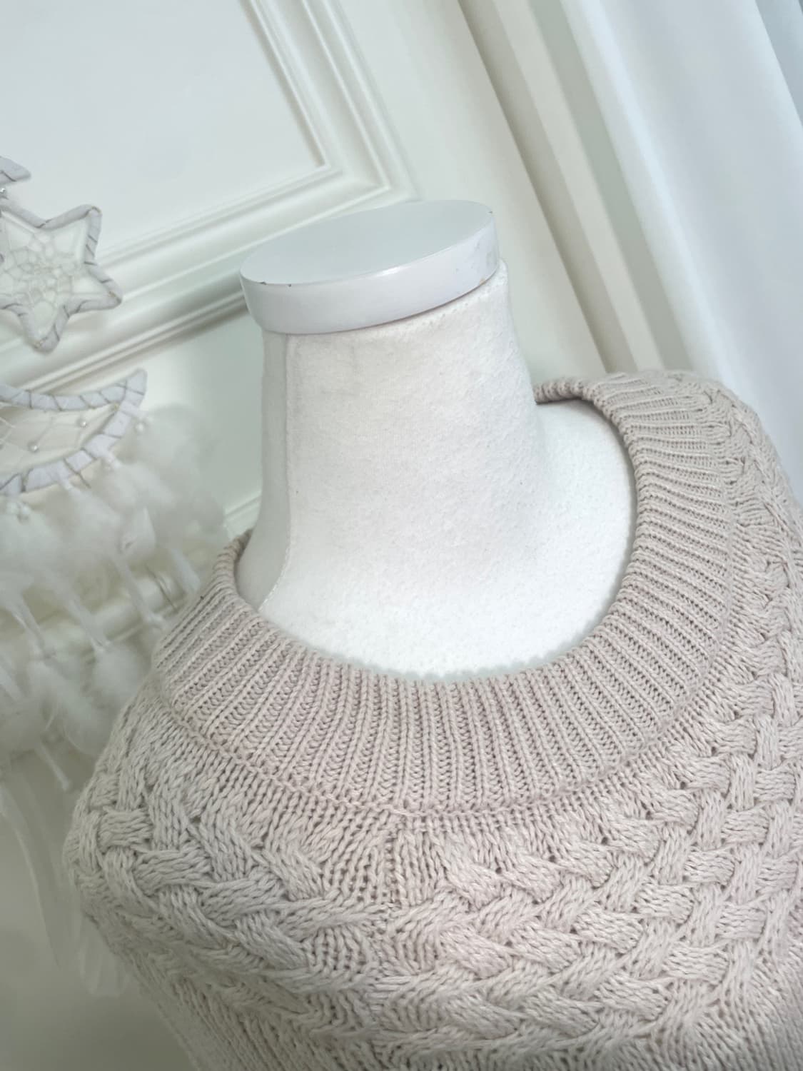 ivory shoulder twist reglan over sweater 상품이미지7