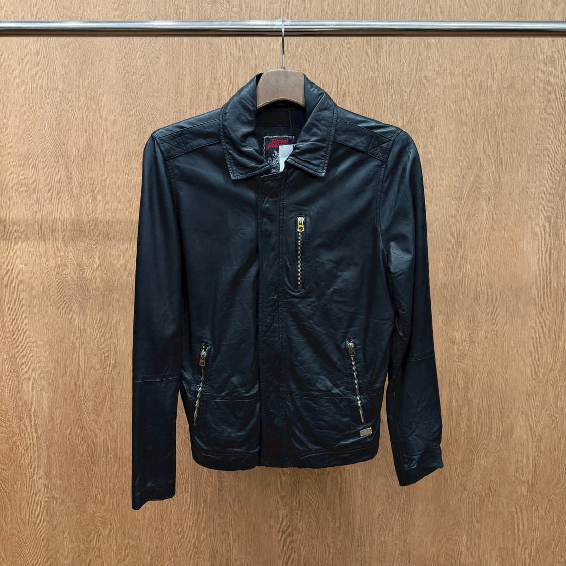 디젤 양가죽 레더 자켓 로고 금속 라벨 소매 지퍼 디테일 레귤러핏 블랙 상품이미지2