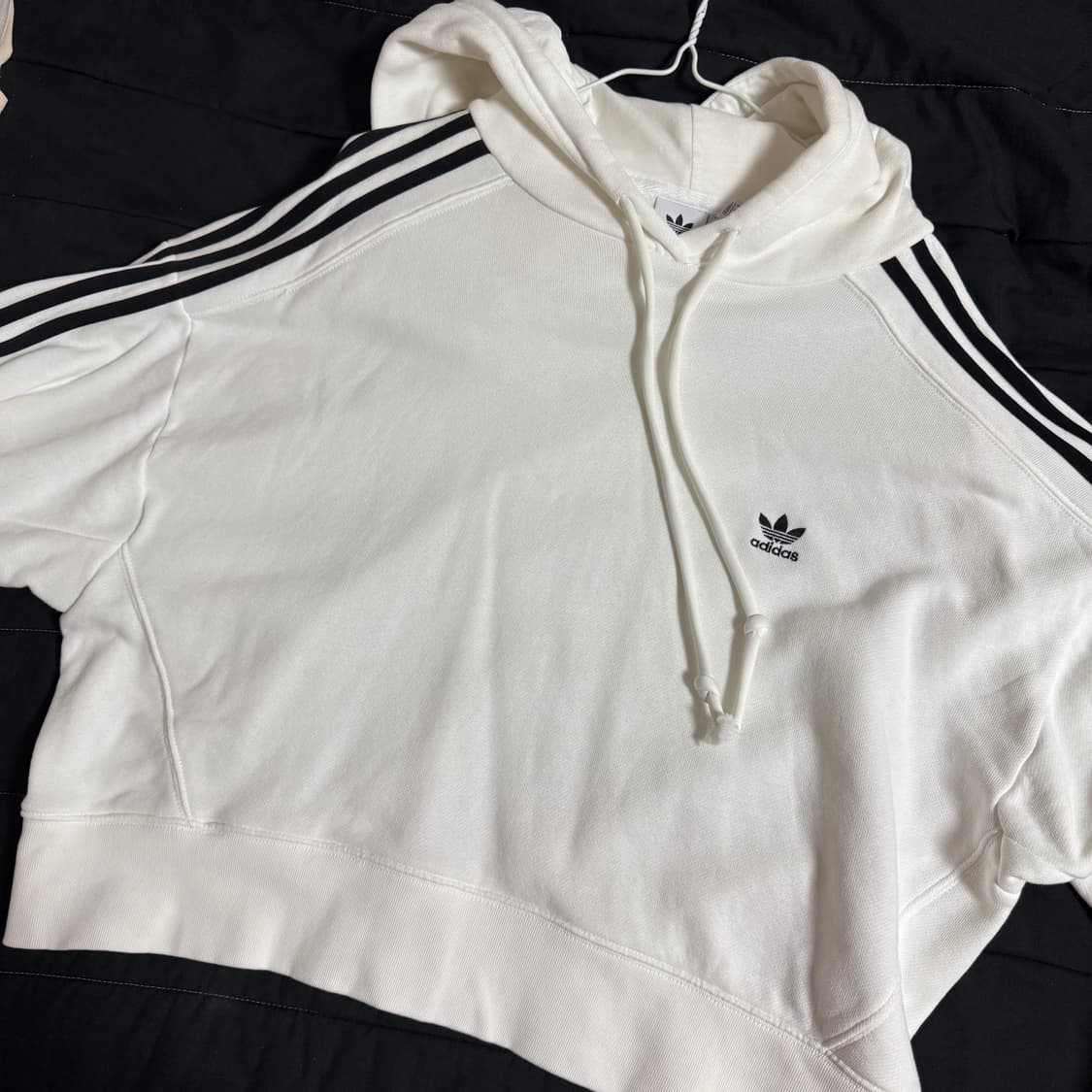 아디다스 화이트 크롭 후드티 상품이미지1