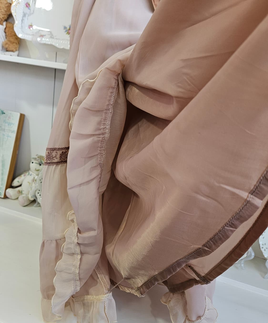 엑시즈팜(Axes Femme) 로즈 밀크티 레이스 리본 원피스 상품이미지8