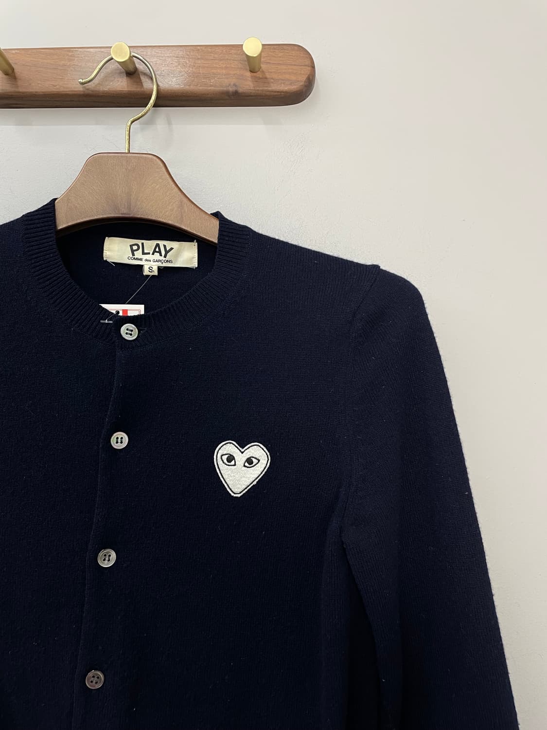꼼데가르송 플레이 화이트 하트와펜 울 네이비 가디건 H1996 상품이미지3