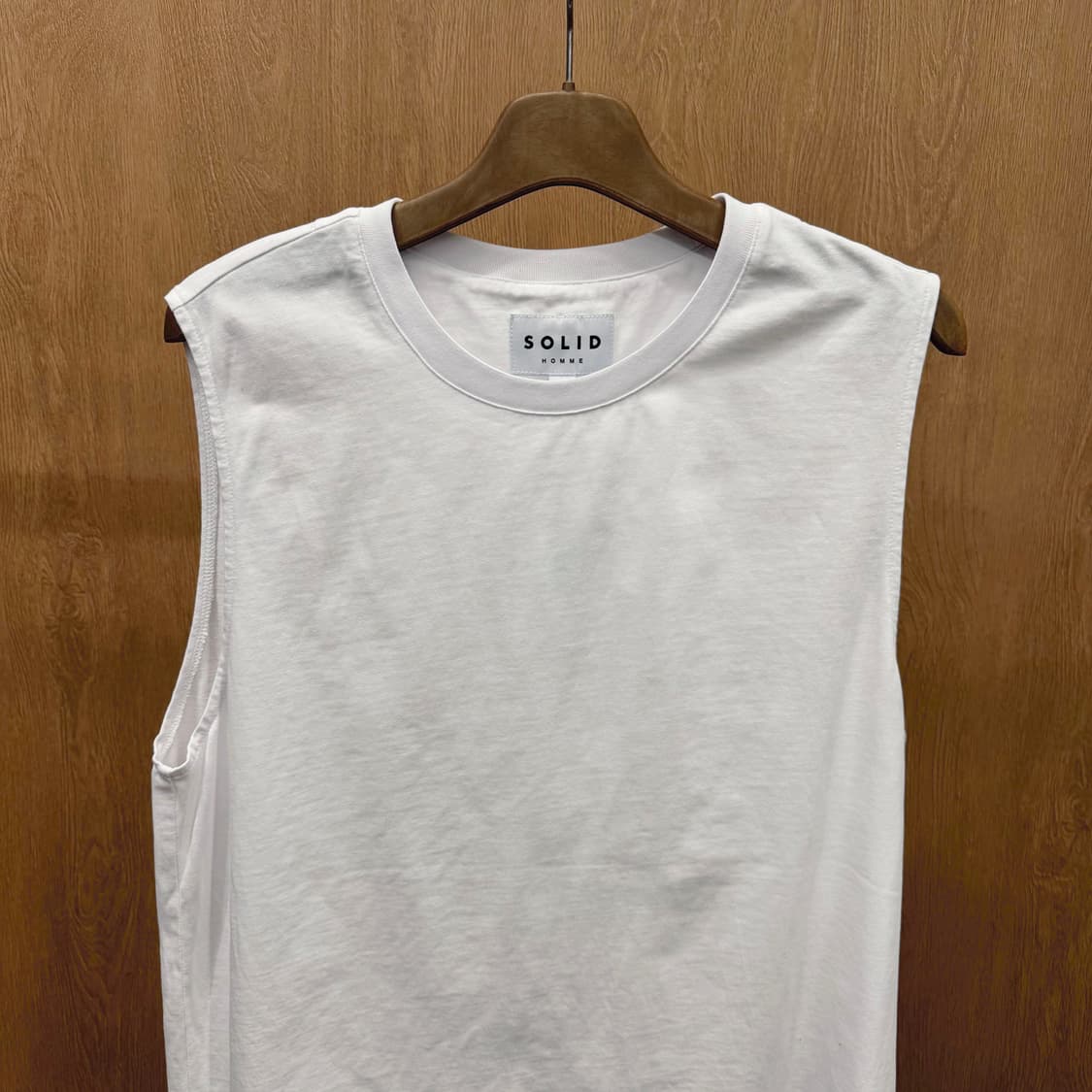 솔리드옴므 라운드넥 슬리브리스 티셔츠 무지 디테일 레귤러핏 화이트 상품이미지4