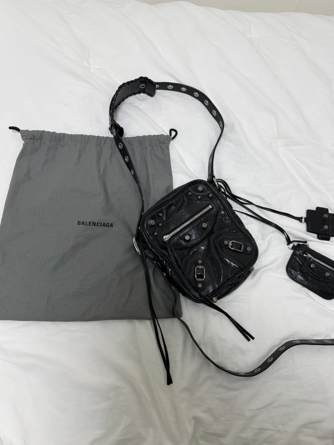 발렌시아가 아레나 램스킨 에이지드 실버 하드웨어 르 카골 크로스바디백 상품이미지1