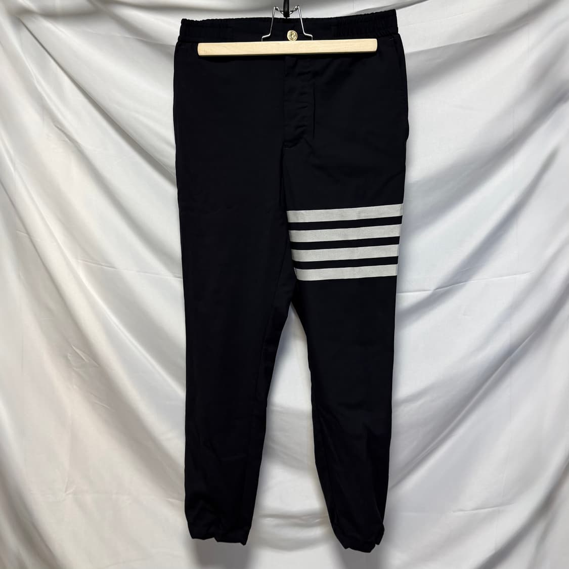 [S+급/00] 톰브라운 사선완장 앵클 스트링 트랙 팬츠 상품이미지1