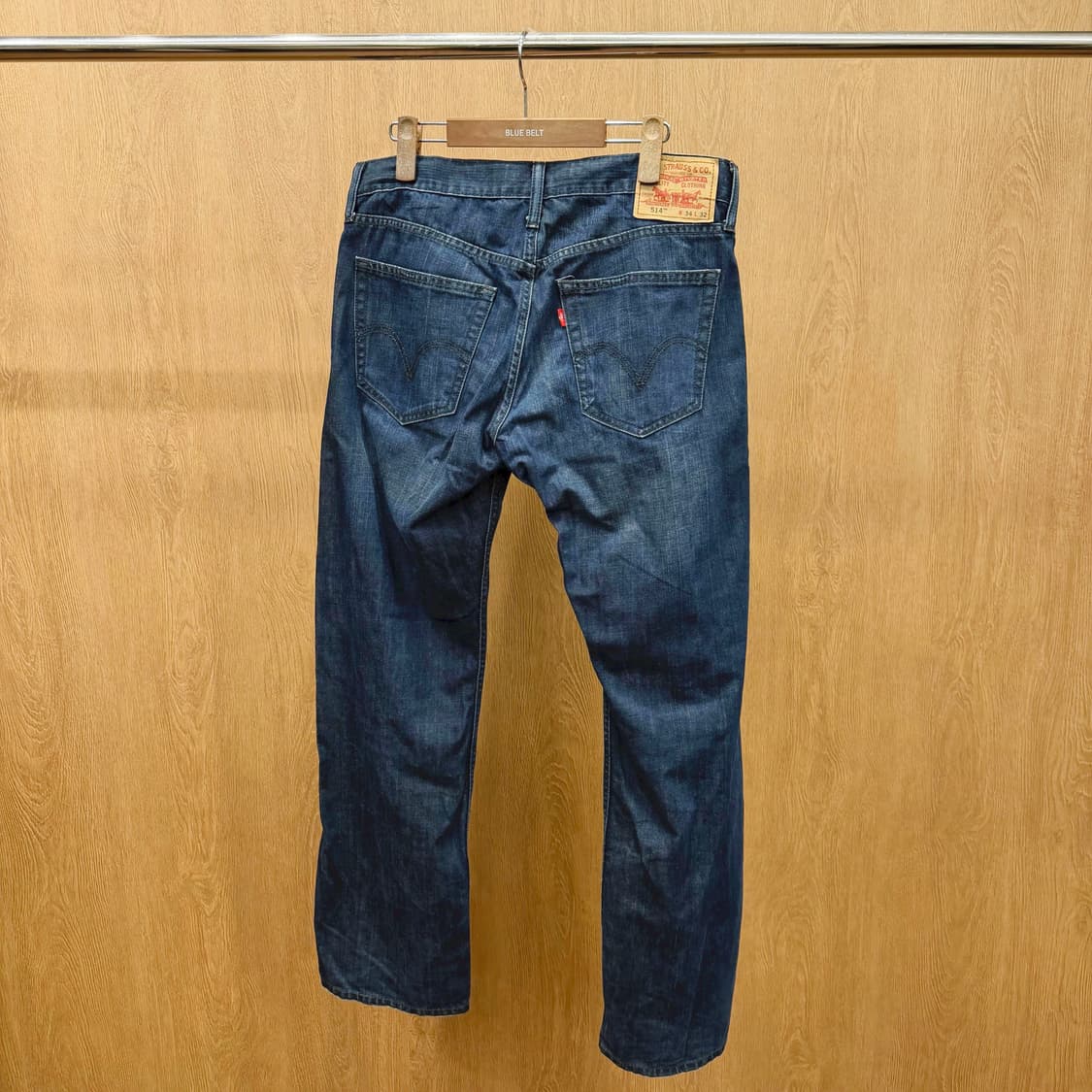 리바이스 514 워싱 데님 팬츠 로고 탭 포켓 디테일 스트레이트핏 진청 상품이미지3