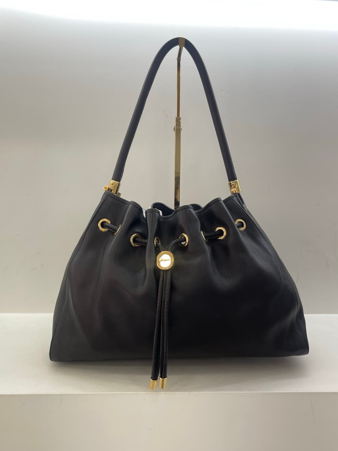 페라가모 가죽 버킷백 한국명품감정서 동봉 상품이미지1