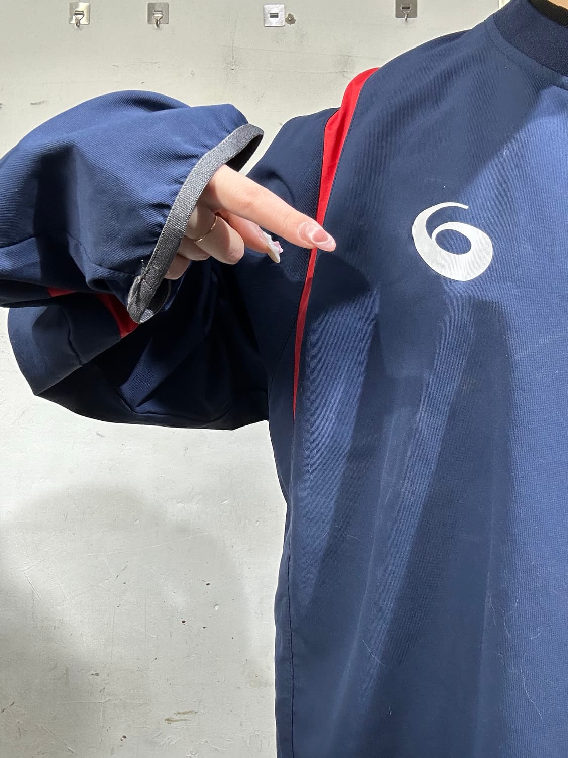 아식스 네이비 올드스쿨 오버핏 웜업 바람막이 긴팔티 105 상품이미지4