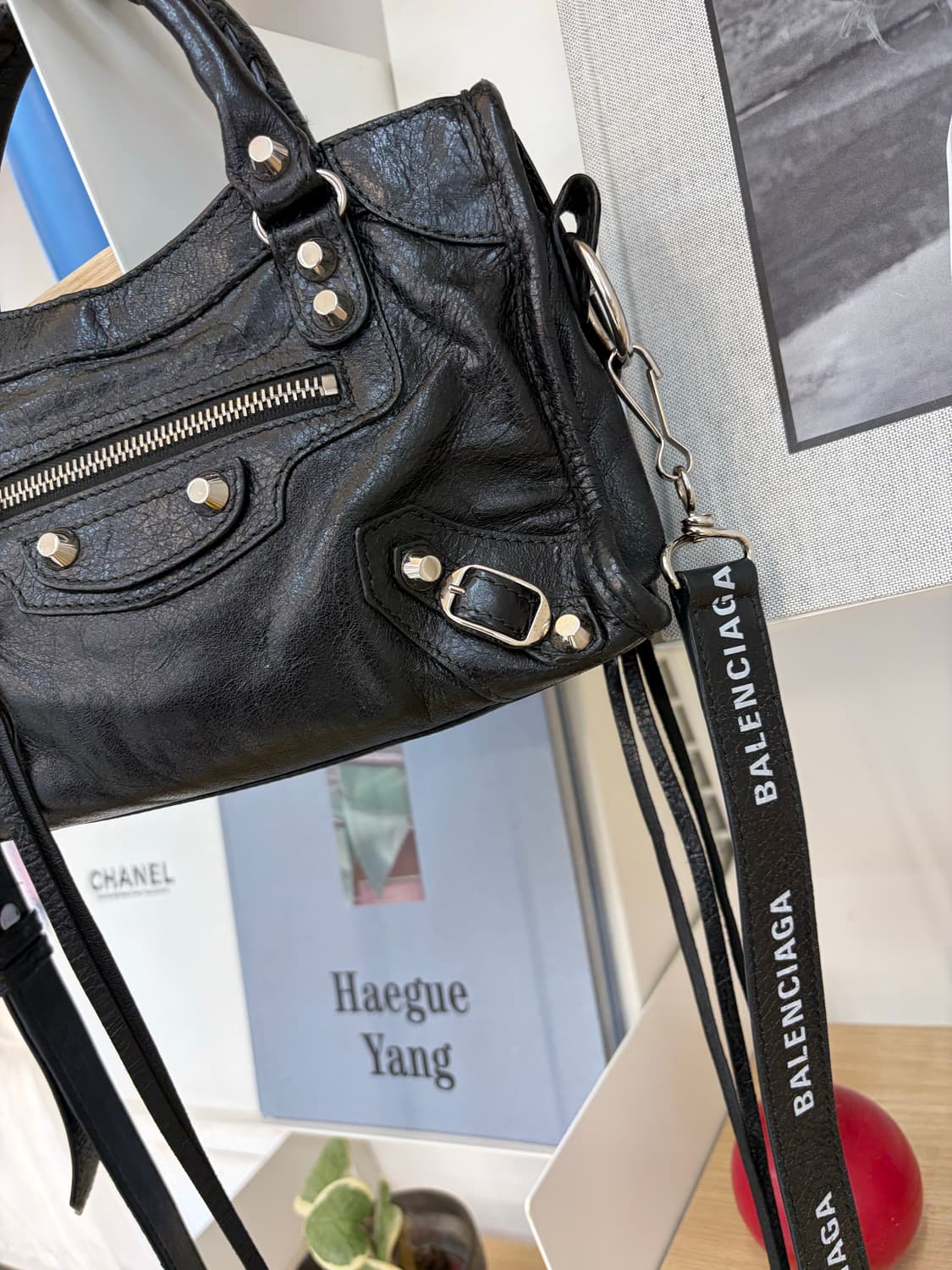 [A 정품] 발렌시아가 시티 모터백 미니 블랙 로고스트랩 상품이미지3