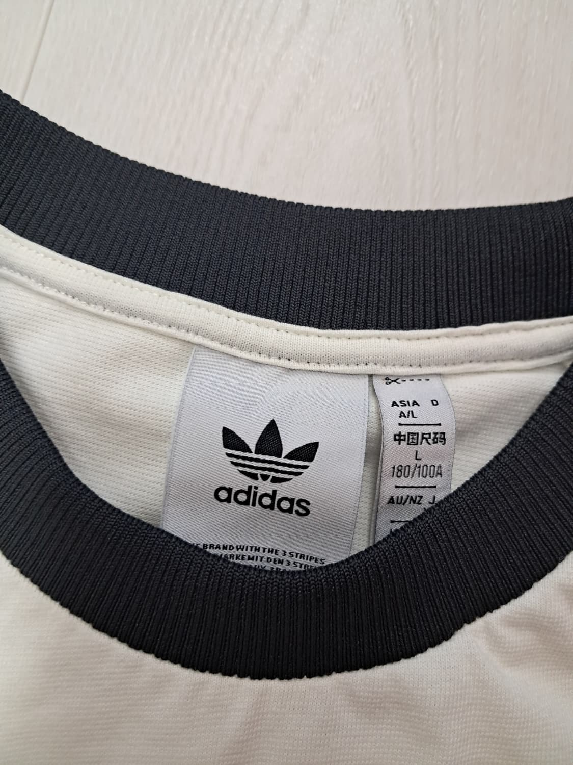(오해원 착용)아디다스 독일 아디컬러 클래식 삼선 티셔츠 오프 화이트  상품이미지4