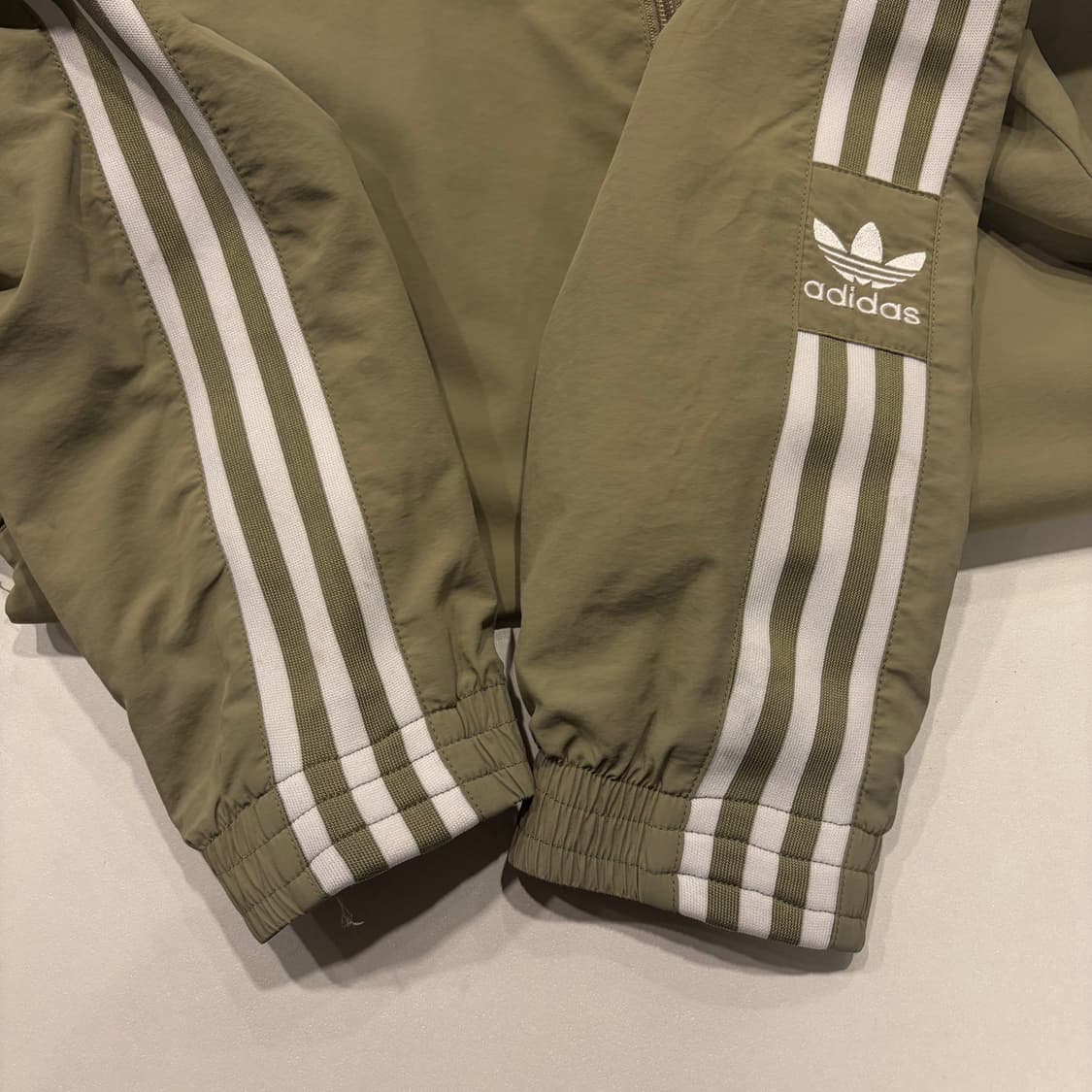 [M] 아디다스 락업 바람막이 삼선 트랙탑 자켓 올리브 D47 상품이미지6