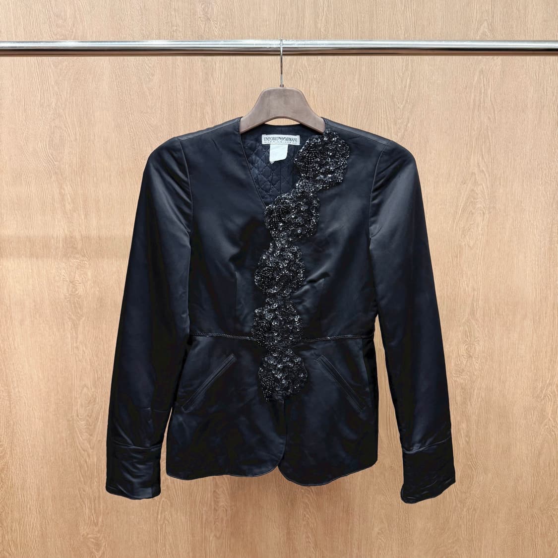 엠포리오 아르마니 클래식 자켓 비즈 스팽글 장식 디테일 블랙 상품이미지2