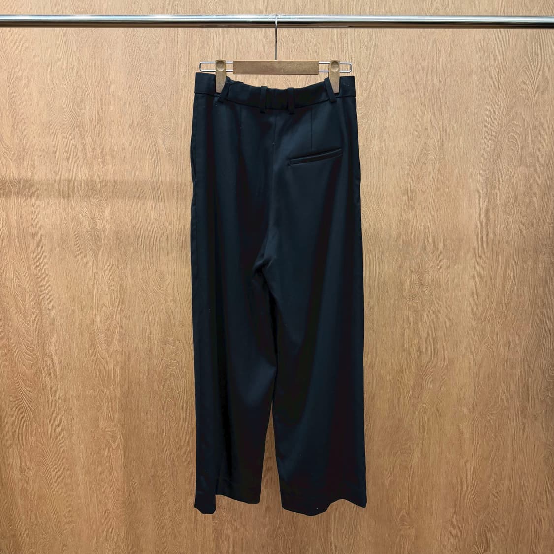 코스 테이퍼드 슬랙스 사이드 후면 히든 포켓 허리 벨트 루프 디테일 블랙 상품이미지3