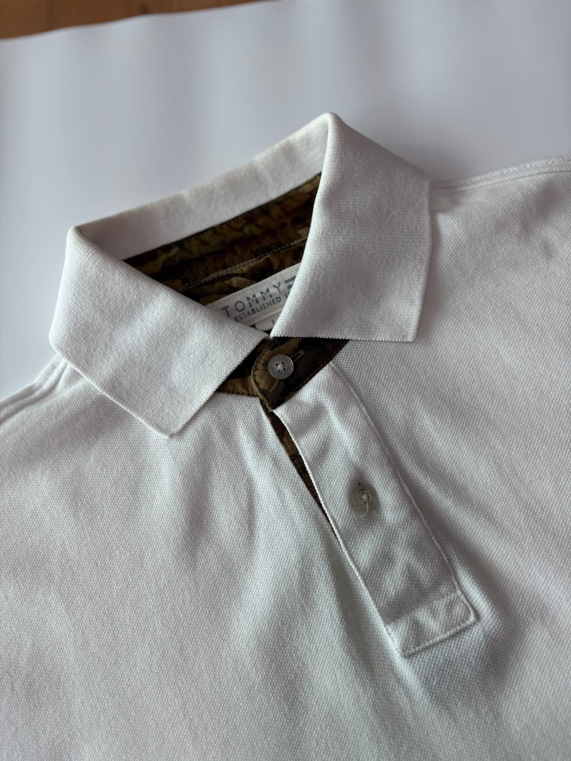 타미 힐피거 카모플라쥬 디테일 화이트 피케 셔츠 상품이미지2