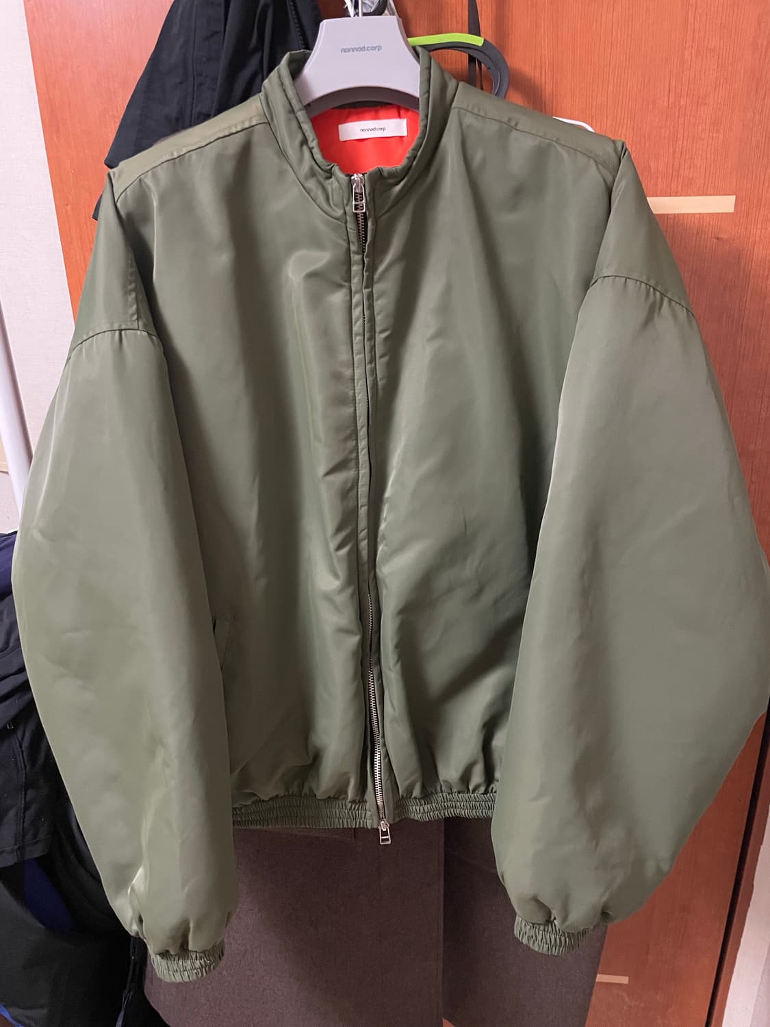 논노드 러스터 봄버 사틴 카키 상품이미지1