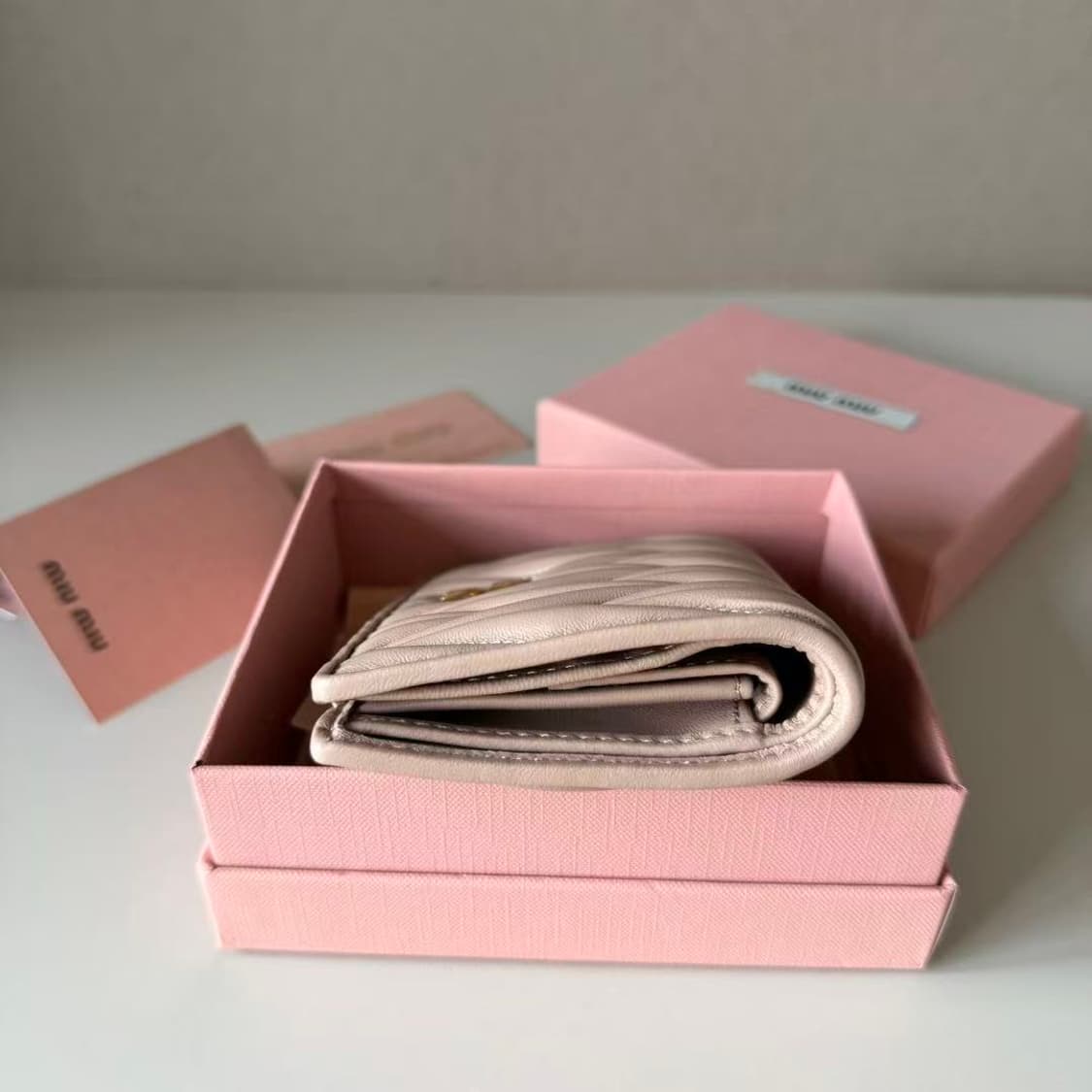 미우 미우 마테라쎄 나파 레더 카드 반지갑 알라바스터 상품이미지4