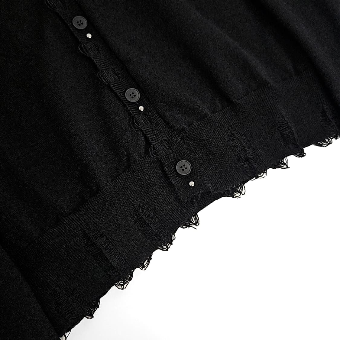 Ikeda 피어싱 리벳 데미지 크롭 니트 (black) 상품이미지4