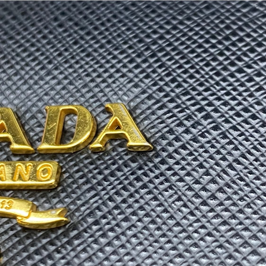 프라다 사피아노 레더 트라이앵글 로고 플랩 장지갑 블랙 상품이미지4