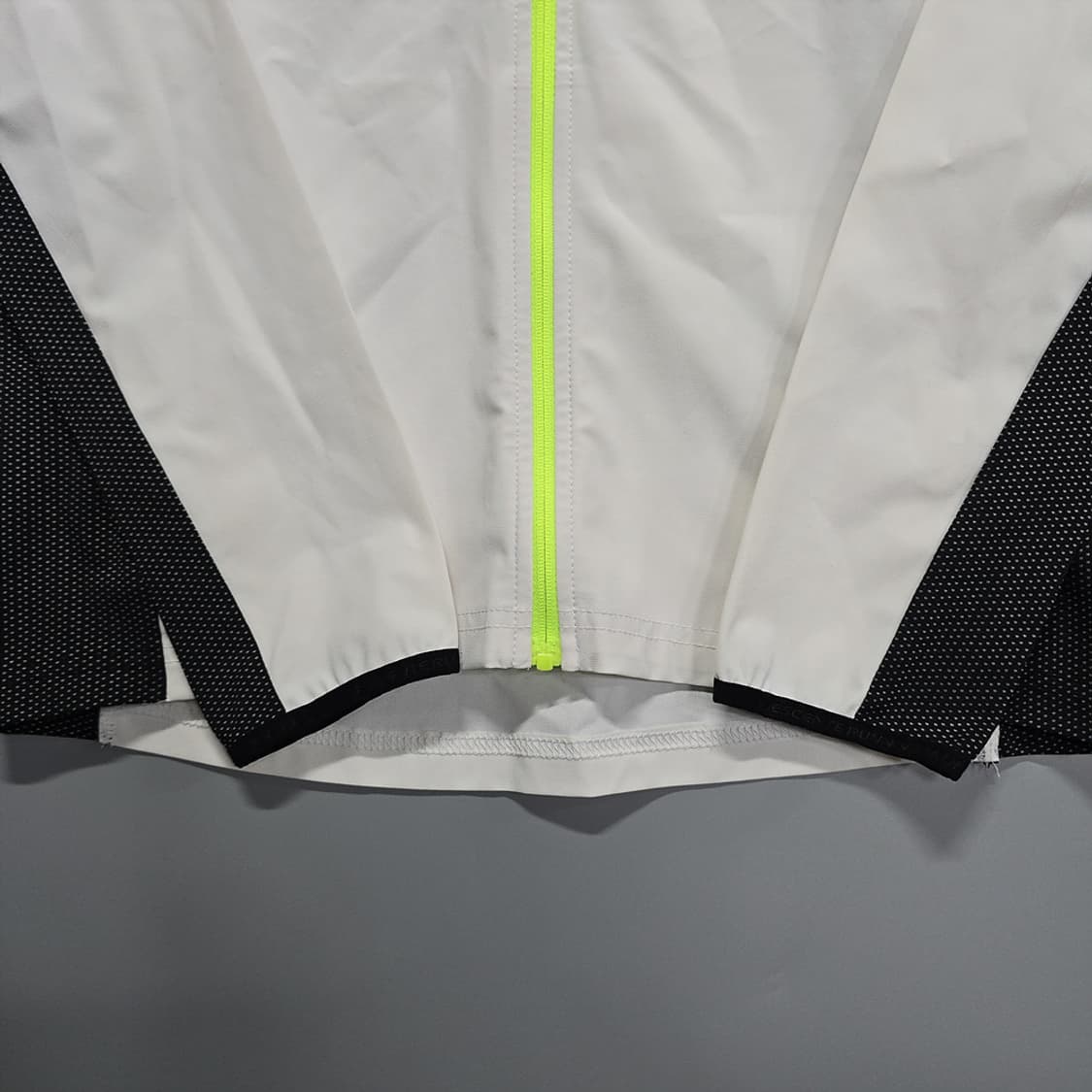 데상트(DESCENTE) 아동용 기능성 후드 바람막이 자켓 150 상품이미지3