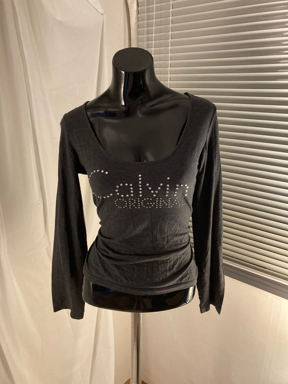 캘빈 큐빅레터링 롱슬리브 상품이미지1