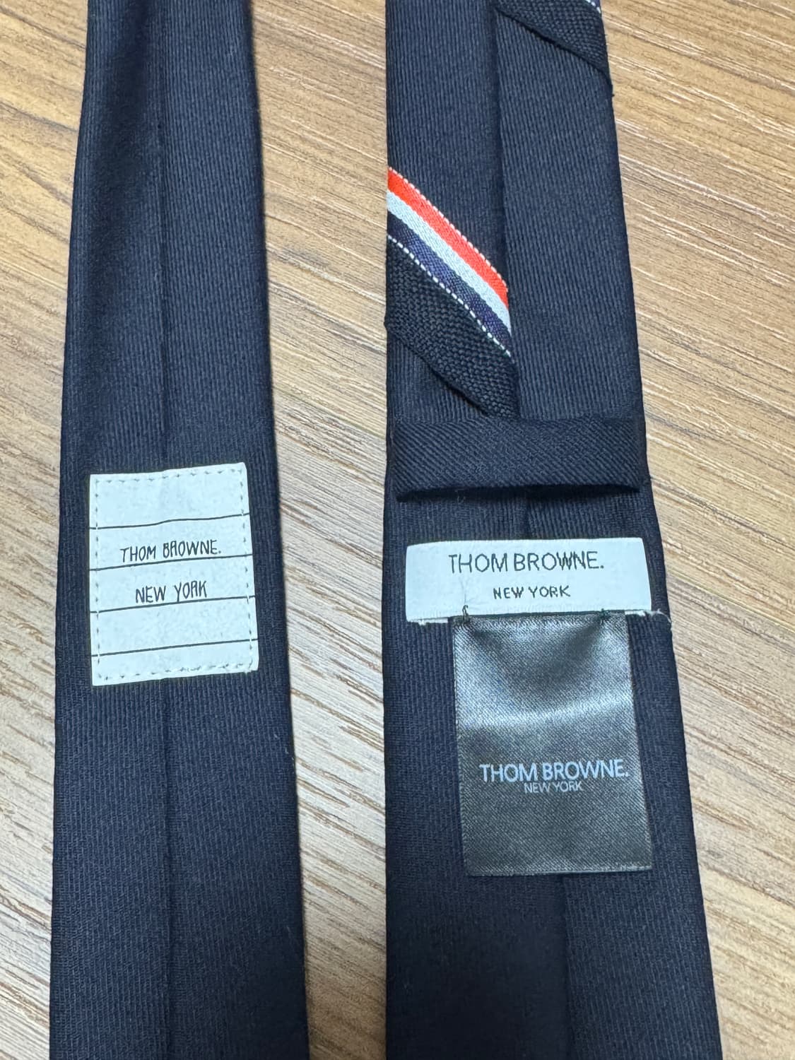 톰브라운 넥타이 네이비 팝니다. 상품이미지3