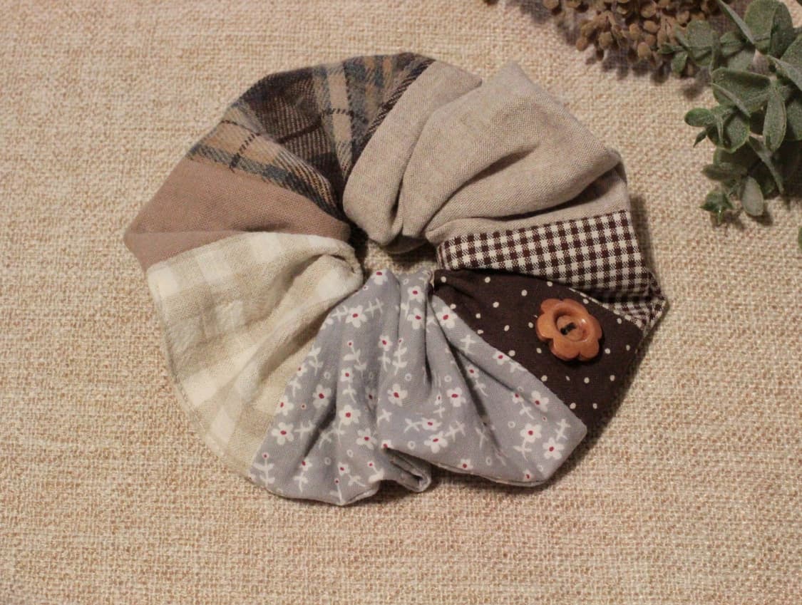 핸드메이드 패치워크 단추 스크런치 상품이미지1