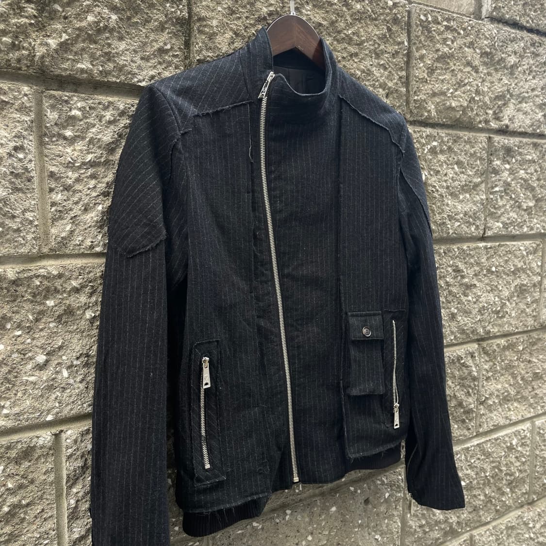 [46] 디크낙 사선 핀스트라이프 지퍼 디테일 숏 자켓 상품이미지2