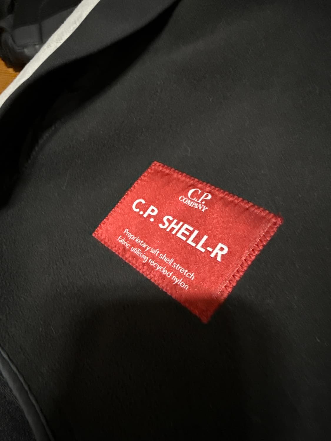 CP컴퍼니 렌즈 와펜 쉘 자켓 블랙 52(XL) 상품이미지5