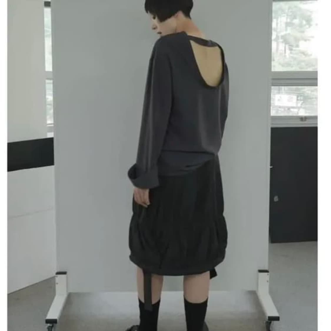 에옹쓰 가든 백리스 블라우스 상품이미지2