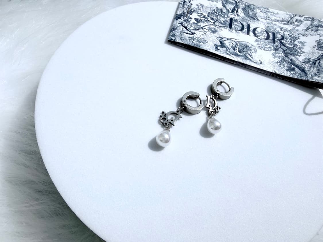 디올 실버 진주 드롭 이어링 상품이미지8
