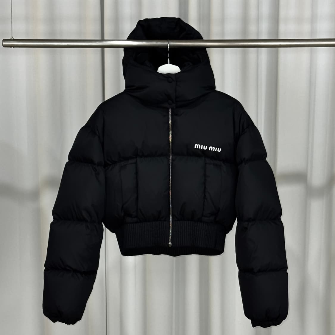 (42) 미우미우 크롭 후드 패딩 나일론 다운 상품이미지2