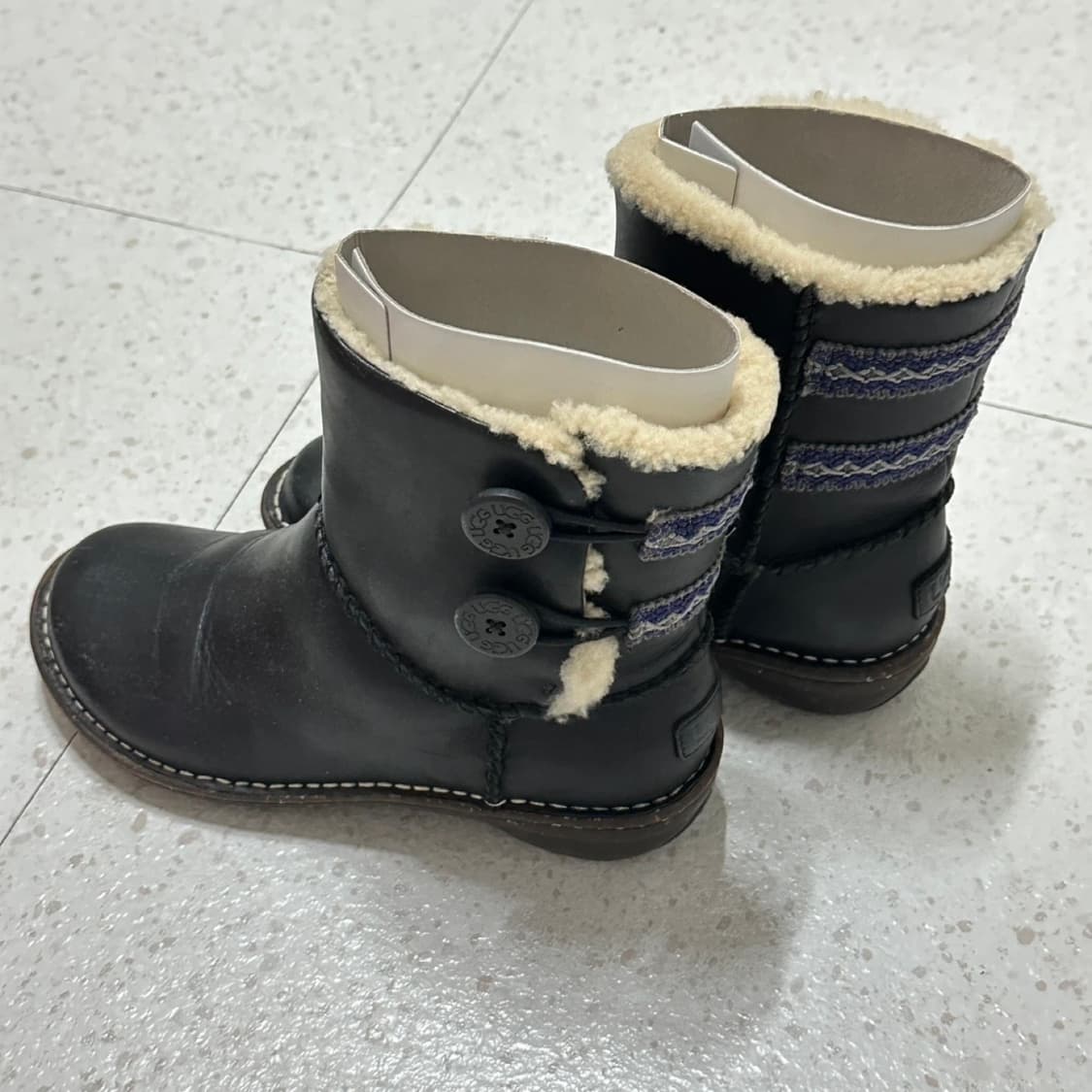 어그 UGG 240 가죽부츠 블랙 상품이미지3