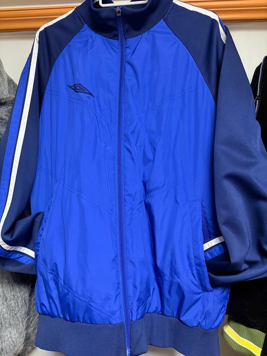 엄브로 올드스쿨 바람막이 상품이미지1