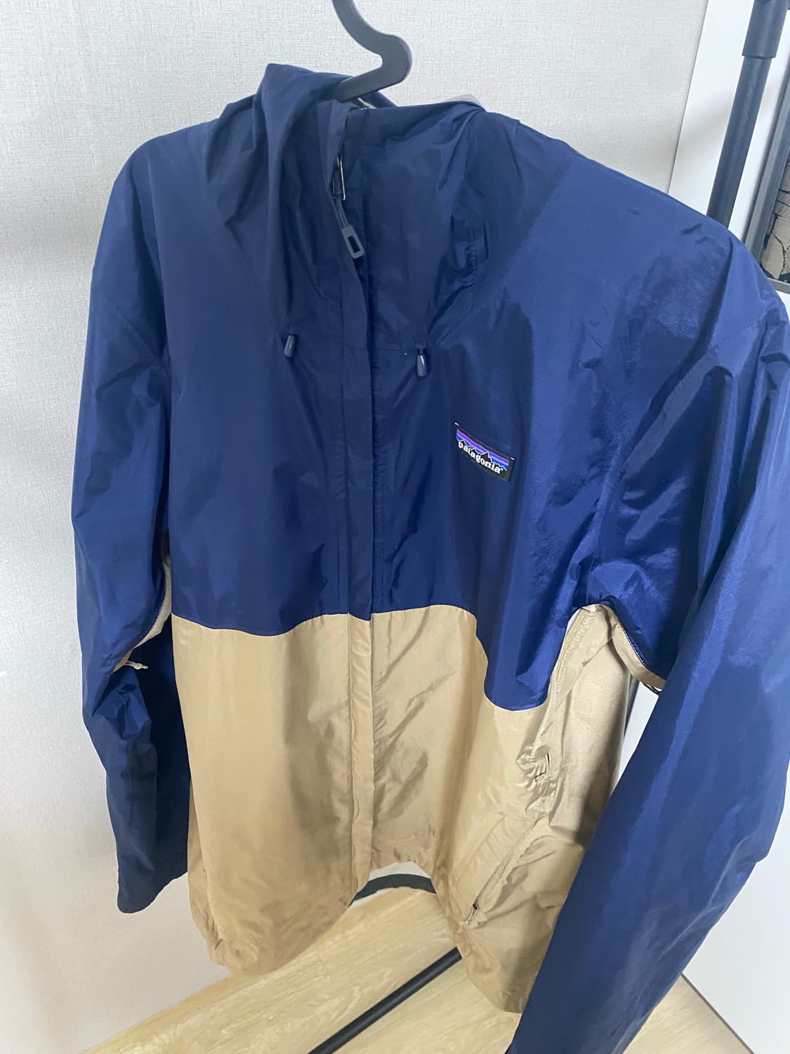 파타고니아 바람막이 네이비/베이지 상품이미지1